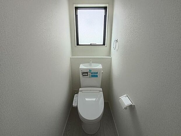 シンプルで落ち着きのあるトイレ空間。少し大きめの窓から差し込む光で心も安らぐ事でしょう。
