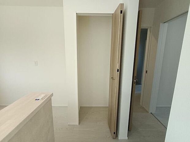 キッチンに設置されたパントリー。扉付きなので、収納後もキッチン周りをスッキリと見せる事が出来ます。