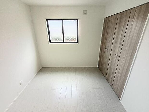 5.2帖の洋室です。クローゼットも備えており、子ども部屋、書斎などどのような用途でも対応できる洋室です。