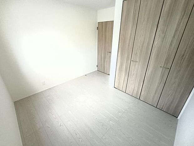 5.4帖の洋室です。すべての洋室にクローゼットを備えているので、どの居室も同様の利便性で暮らすことが可能です。