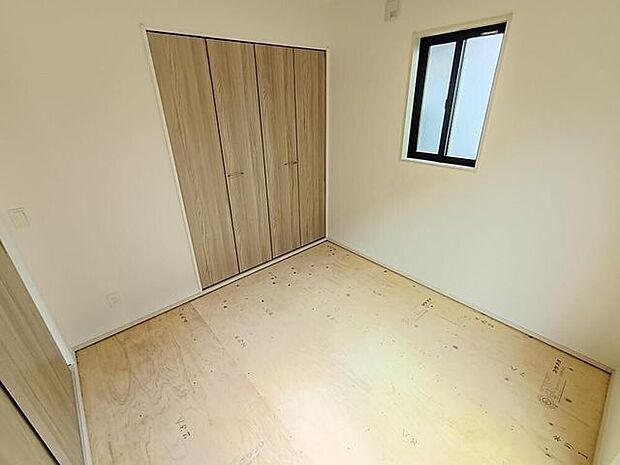 リビングに隣接する4.5帖の和室です。ドアを開けてつながりのある空間としての活用もでき、ドアを閉めれば、包まれ間のある個室に。住む人のライフスタイルに合わせて活用の幅が広がります。
