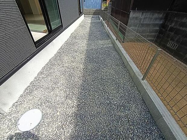 南面のお庭は陽当りも良好です。砕石で雑草の対策もしております。