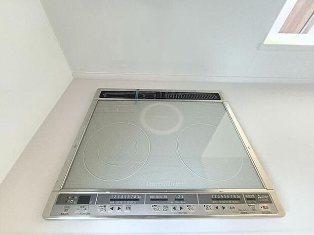 IH三口コンロを採用し、同時調理がしやすい使い勝手の良いキッチン。火を使わない安心設計でお手入れも簡単です。