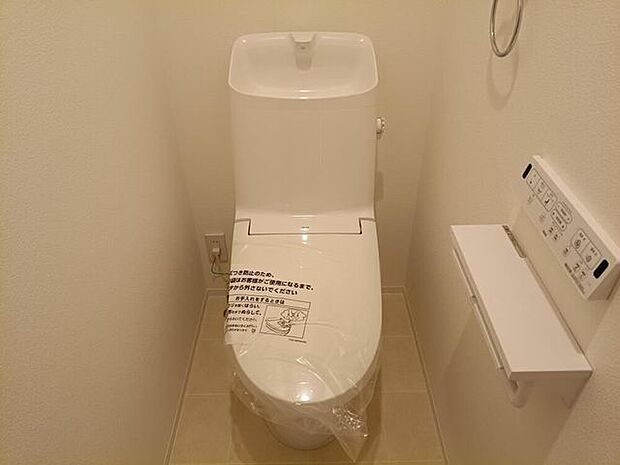 温水洗浄便座付きで、家族みんなが気持ちよく使える快適なトイレです。