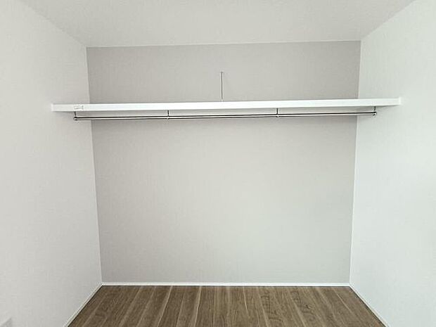 オープンクローゼットを採用し、収納の見やすさと取り出しやすさを両立。圧迫感のない開放的なデザインになってます。