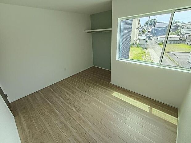 オープンクローゼットを備えた洋室は、収納の見やすさと取り出しやすさが魅力。空間に圧迫感が出にくく、スタイリッシュで使い勝手の良い一室です。