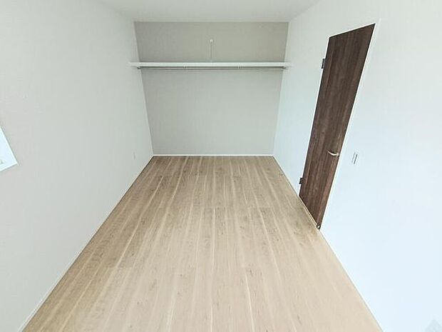 全ての居室に収納スペースを備え、家族それぞれが使いやすい便利な仕様。荷物が片付きやすく、日常の暮らしが整う住まいです。
