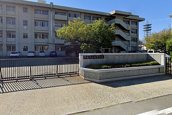 甲府市立北中学校：約1,090ｍ