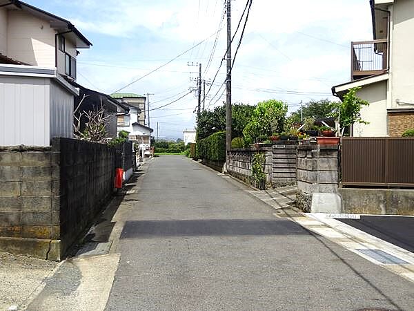 分譲地前の道路の写真。車通りの少ない閑静な住宅街に位置しています。徒歩圏内に商業・教育・医療施設が揃う便利で安心の住環境です。