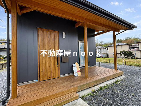 玄関に立った瞬間、木のぬくもりが迎えてくれる。帰るたび、少し気持ちが整う場所。