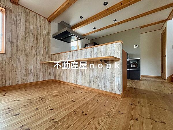 無垢のフローリングが心地よい。朝の光がすっと入ってきて、コーヒーの香りが似合う場所。何気ない時間が、少し特別に。