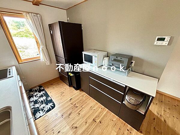 すっきりと整う、家事のための場所。窓からの光を感じながら、いつもの作業も少し軽やかに。