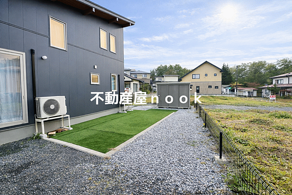 外に出ると、空が近く感じられる。少しの緑と、ひらけた景色が、日常にゆるやかな余白をつくってくれます。