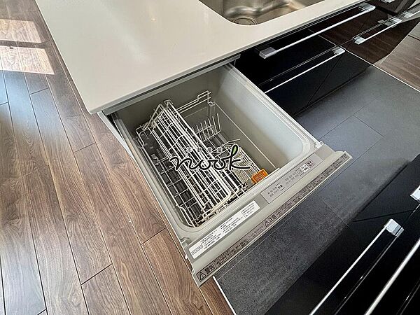 たっぷり入る深型の食器洗い乾燥機。毎日の後片付けも、ぐっと楽になります。