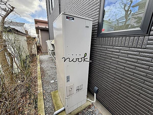 給湯はエコキュートを採用。太陽光発電と蓄電池を備えた、エネルギーを自宅でつくる暮らしです。