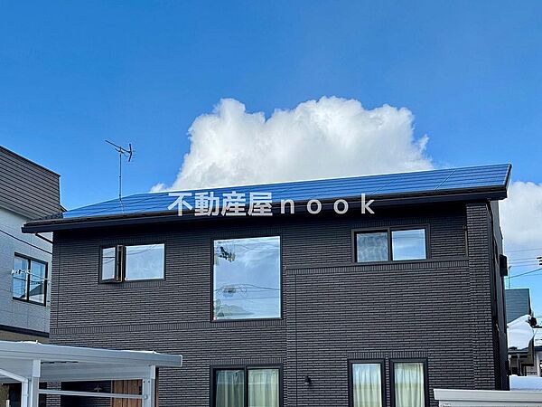 屋根いっぱいに広がる太陽光パネル。この家は、太陽光発電と蓄電池を備えた住まいです。