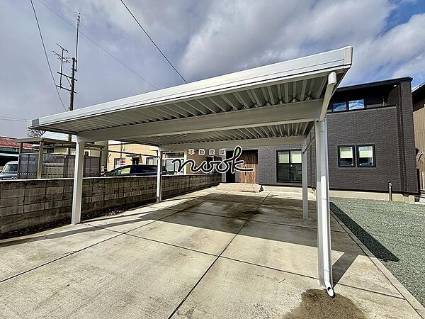 家の前には2台分のカーポート。さらに敷地の余白には、もう2台分の駐車スペースも確保できます。家族の車も、来客の車も、ゆったり受け止めてくれる敷地です。