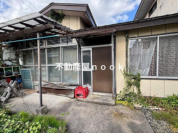 玄関前はリフォームや整備が必要な状態ですが、全体計画と合わせて検討いただけます。