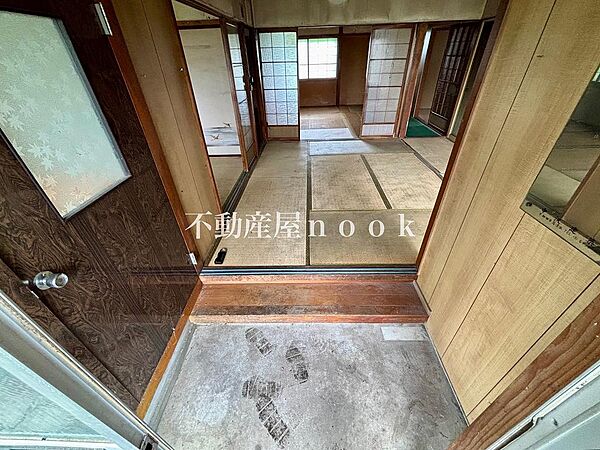懐かしさの残る玄関。住まいの入口として整えがいのある空間です。