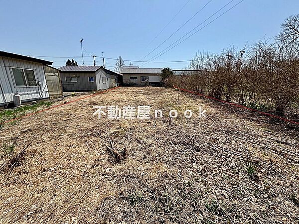 奥へと伸びる敷地。手前と奥で使い方を変えながら、少しずつ自分の場所にしていく楽しみがあります。