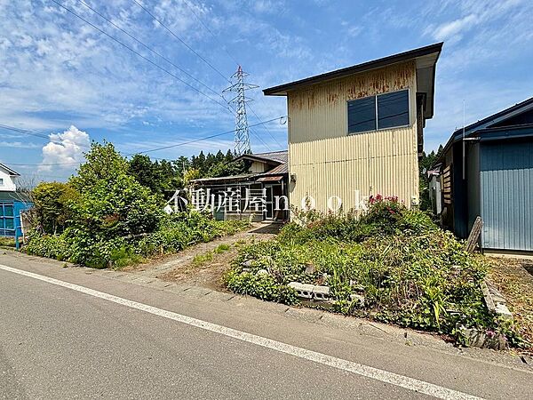 一見すると、少し手のかかる古い家。でも、その奥に２００坪の余白が広がっています。