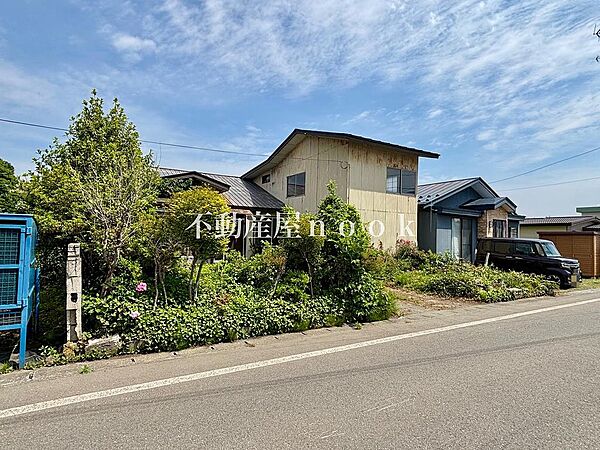 この場所は、完成された家ではありません。整いすぎていないからこそ、余白がある。ここから先は、あなたの手でつくる暮らしです。