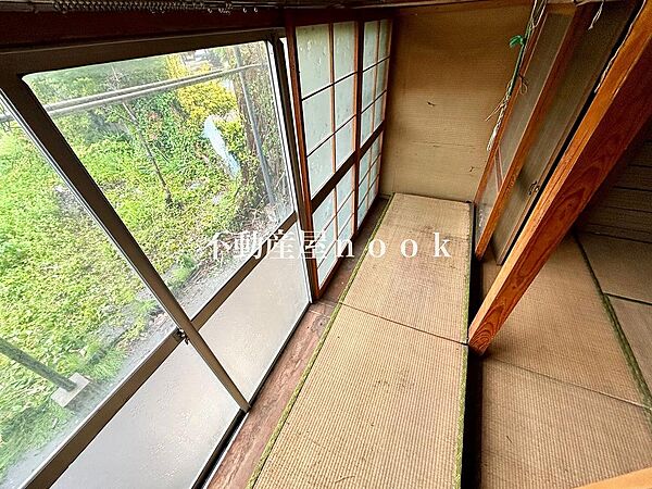 外とゆるやかにつながる縁側。季節の移ろいを感じながら、静かな時間を過ごせそうです。