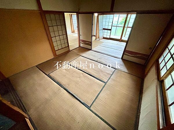 光をしぼった、静かな和の一室。眠るための部屋、あるいは音や映像に没頭する場所としても心地よく使えそうです。