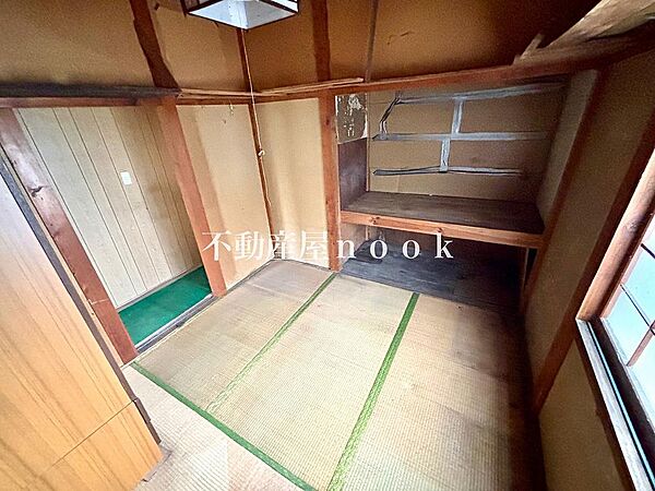 少し奥まった、静かなひと部屋。書斎や趣味の時間を楽しむ空間としても心地よく使えそうです。