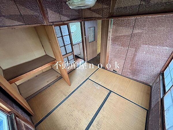 土間の上にある、こもれるような２階の一室。趣味の道具を置いたり、作業の合間にひと息ついたり。そんな使い方も似合いそうです。