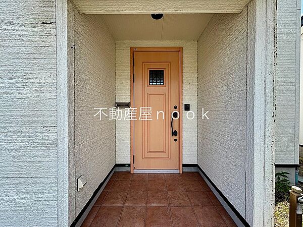 【玄関】やわらかな色合いの玄関ドアを開ければ、ここから家族の一日がはじまります。「いってきます」と「おかえり」が毎日行き交う場所。雨や雪の日にもひと呼吸おける、奥行きのある玄関ポーチです。