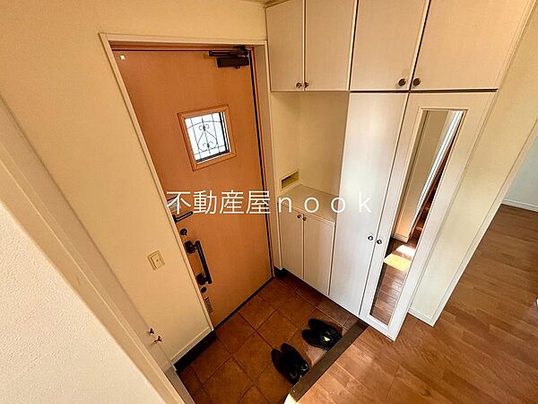 【玄関】たっぷりしまえるシューズボックスを備えています。さらに玄関脇には階段下を活かした収納も。靴はもちろん、外遊びの道具や季節用品まで、暮らしの「しまう場所」がきちんと考えられています。