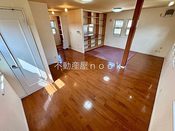 【ＬＤＫ】窓から差し込む光が、艶やかな床をやさしく照らす。家具を置いてもゆとりを感じられる広さです。ソファでくつろぐ時間も、畳で過ごす休日も。家族それぞれの「好きな場所」が見つかりそうです。