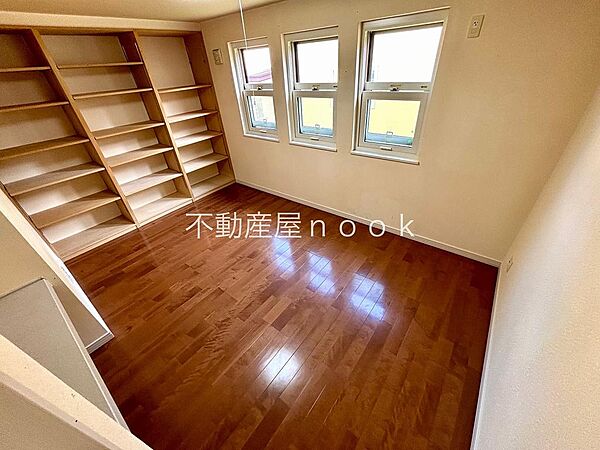 【１Ｆ洋室７．５帖】壁いっぱいの可動棚には、本やお気に入りの雑貨を並べて、自分らしい一角に。さらにオープンクローゼットあり。寝室としてはもちろん、書斎や趣味を楽しむ部屋にも似合う、余白のある空間です。