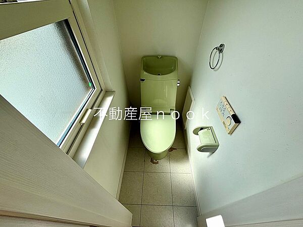 【２Ｆトイレ】家族が集まるＬＤＫのすぐそばに２階トイレを配置。くつろいでいる途中でも、階段を上り下りせず使えるのがうれしいところ。窓から自然光も入り、毎日の何気ない動作まで心地よく整えてくれる間取り。