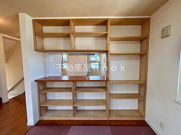 家族が集まるＬＤＫには、たっぷりしまえる造作棚を設けました。お気に入りの本や雑貨、レコードなどを飾ったり、日用品を収納したり。暮らす人らしく自由に使える、わが家のお気に入りの場所でした。