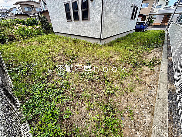 【庭スペース】家の裏には、ほどよい広さの庭スペースも。子どもの外遊びや家庭菜園、休日の小さなＢＢＱなど、使い方は暮らし次第。季節の花やハーブを植えて、少しずつ「わが家の庭」に育てていく楽しみもあります