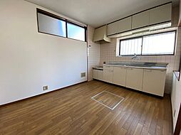 八幡T貸家 4DKのリビング/ダイニング