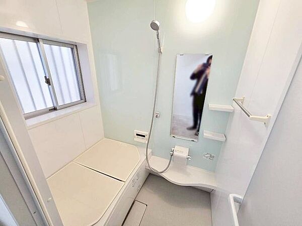 バスルームは清潔感を感じるホワイトと淡いブルーのアクセントカラーです。凹凸が少なめでお掃除がしやすいです♪