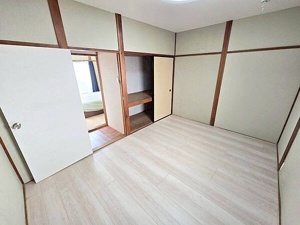 6帖洋室にも収納付き、各部屋しまいたい場所に物をしまっておけます♪