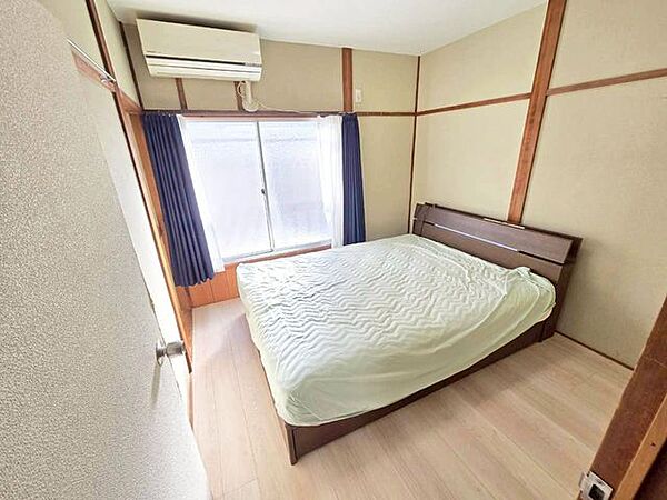 4.5帖洋室は南向きのバルコニーに面し陽当たり良好です。各居室収納付きです♪