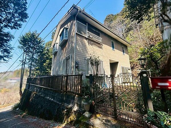約73坪の土地は庭付きです。ゆったりとした、静かな休日をお送りいただけます♪