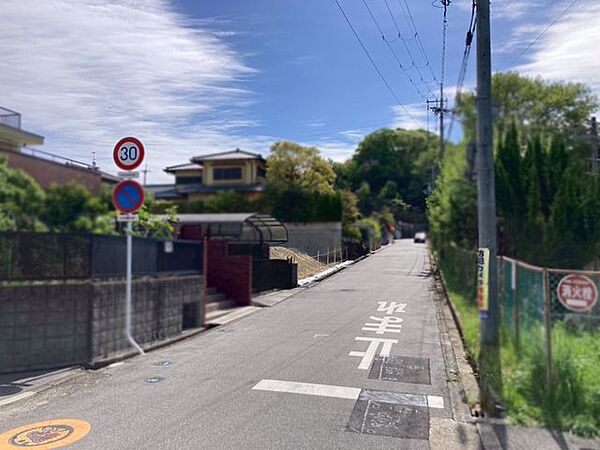 近鉄学研北生駒駅まで徒歩9分、毎日の通勤やお出かけもスムーズで便利な立地です♪