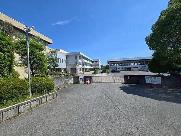 生駒市立真弓小学校 徒歩1分。 80m