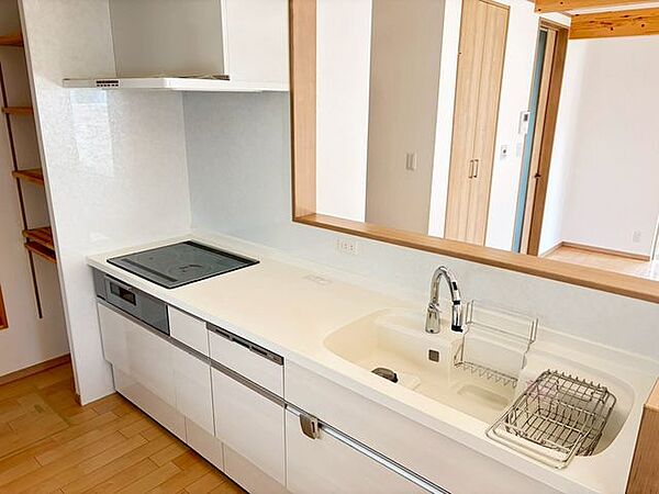 オール電化のシステムキッチンです。浄水器・食器洗い乾燥機付きで、家事の時短にも繋がります♪