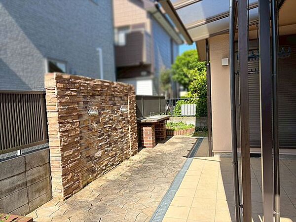 1階LDK部分に電動シャッター付きです。バルコニーだけでなく屋根付きのテラスにも洗濯物を干せます。お庭のスロップシンクはレンガ調でオシャレな雰囲気です♪