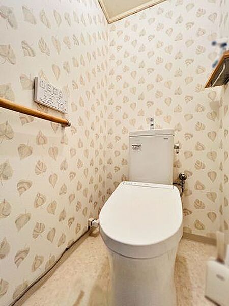 ナチュラルなリーフ柄クロスが印象的なトイレ空間。温水洗浄便座付きです♪