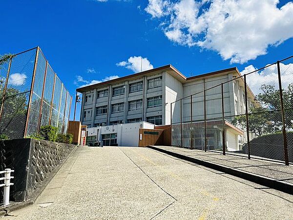 奈良市立富雄南中学校 徒歩9分。 670m