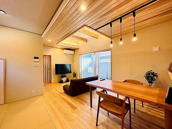 リビング階段を採用し、ご家族が自然と顔を合わせやすい間取り。コミュニケーションが育まれる住まいです♪