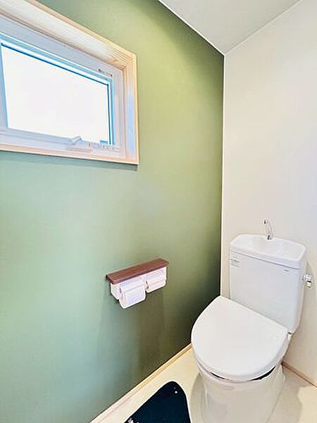 窓があり、閉塞感が少なく、アクセントクロスがおしゃれなトイレです♪